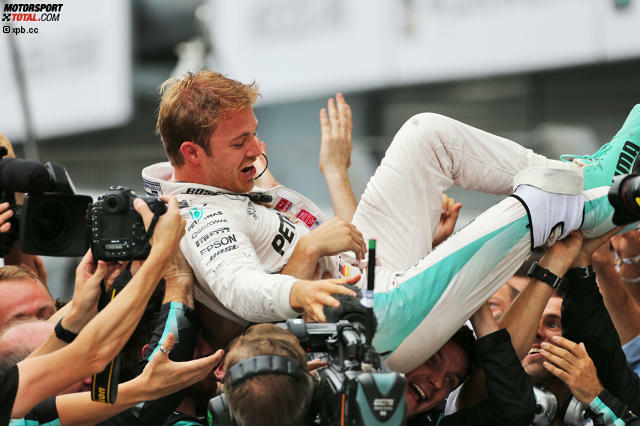 Endlich! Nico Rosberg gewinnt zum ersten Mal in Monza, stellt nach Saisonsiegen gegen Lewis Hamilton auf 7:6 und kommt in der WM wieder bis auf zwei Punkte heran. Dass er eigentlich das ganze Wochenende der langsamere Mercedes-Fahrer ist, rückt da in den Hintergrund.