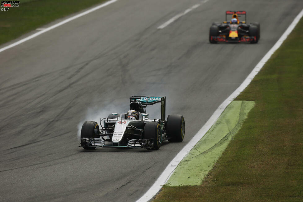 Hamilton setzt zur Aufholjagd an: Den Topspeed-unterlegenen Red Bull (mit als TAG Heuer getarntem Renault-Motor) greift er sich in der zweiten Runde im Nachfassen: In der Bremszone nach Start und Ziel muss er noch zurückstecken, in der Variante della Roggia ist Ricciardo dann aber fällig.