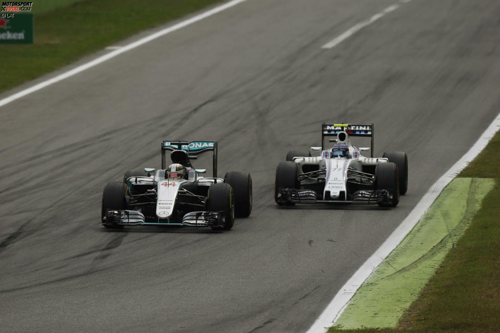 Mit Mercedes-Power im Heck ist der Bottas-Williams keine leichte Kost für Hamilton. Es dauert bis zur elften Runde, ehe er vorbeikommt und P4 einnimmt, und selbst da braucht's ein smartes, schon in der Parabolica angetragenes Manöver. Endlich vorbei, fehlen auf Rosberg bereits 11,0 Sekunden.