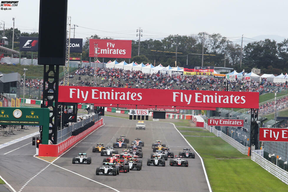 Der Start entscheidet: Rosberg kommt perfekt weg, führt vor Max Verstappen (Red Bull) und Sergio Perez (Force India), die allesamt auf der trockenen Seite losgefahren sind. Hamilton (8.) und Red-Bull-Pilot Daniel Ricciardo (4.) müssen auf der noch leicht feuchten Seite (vom nächtlichen Regen) Federn lassen. Hamilton funkt: 