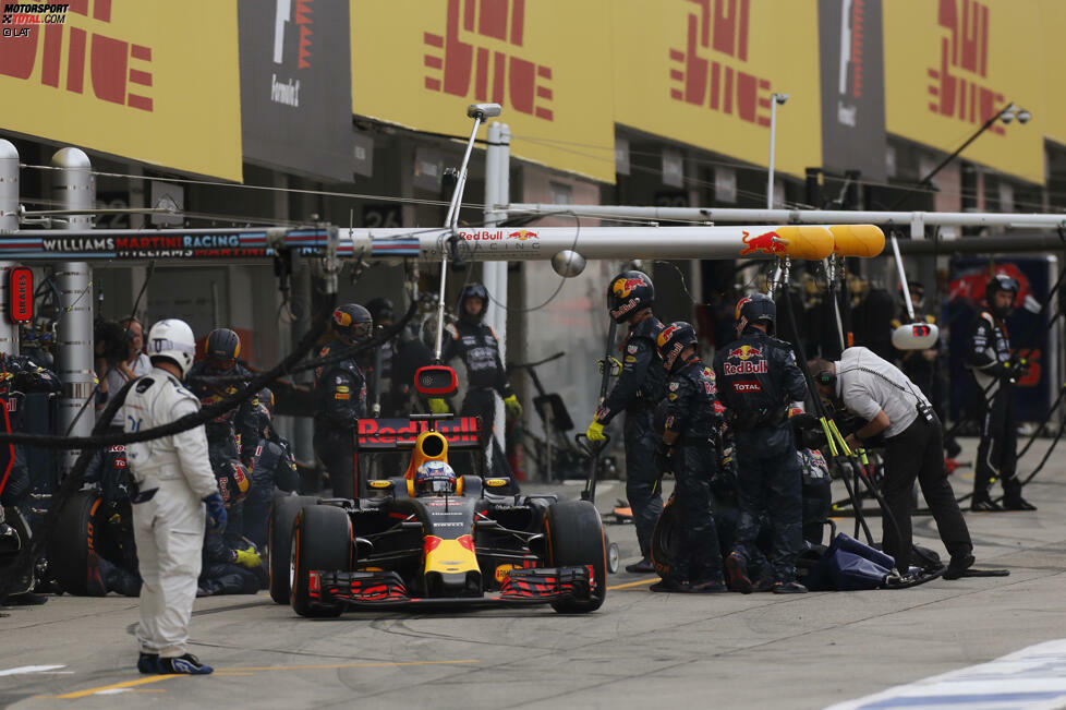 Bei Malaysia-Sieger Ricciardo läuft diesmal einiges schief. Zuerst steckt er nach dem Stopp hinter dem Ericsson-Sauber fest, was zwei Sekunden kostet. Dann rutscht er in der Spoon-Kurve von der Strecke und lässt noch einmal drei Sekunden liegen. Und auch der zweite Boxenstopp klappt nicht ganz. Am Ende wird er Sechster.