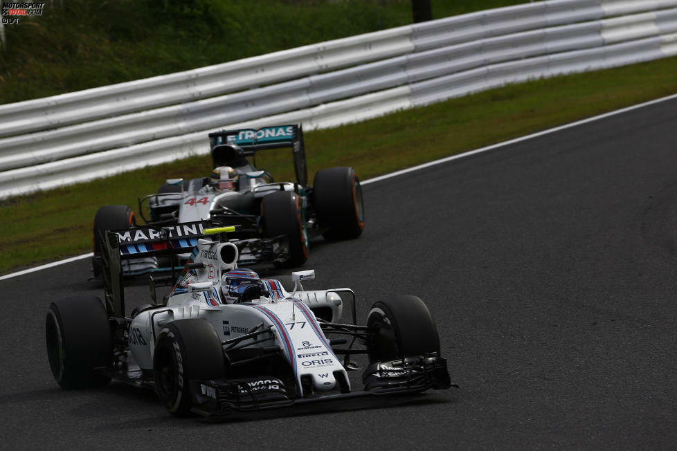 Im Mittelstint dreht Hamilton groß auf, überholt der Reihe nach Ricciardo und die Williams-Fahrer Felipe Massa und Valtteri Bottas. Räikkönen hat er bereits an der Box hinter sich gelassen. In der 16. Runde hat Hamilton, inzwischen Vierter, 14,2 Sekunden Rückstand auf den vor ihm liegenden Vettel. Und nur um eine Runde frischere Reifen.