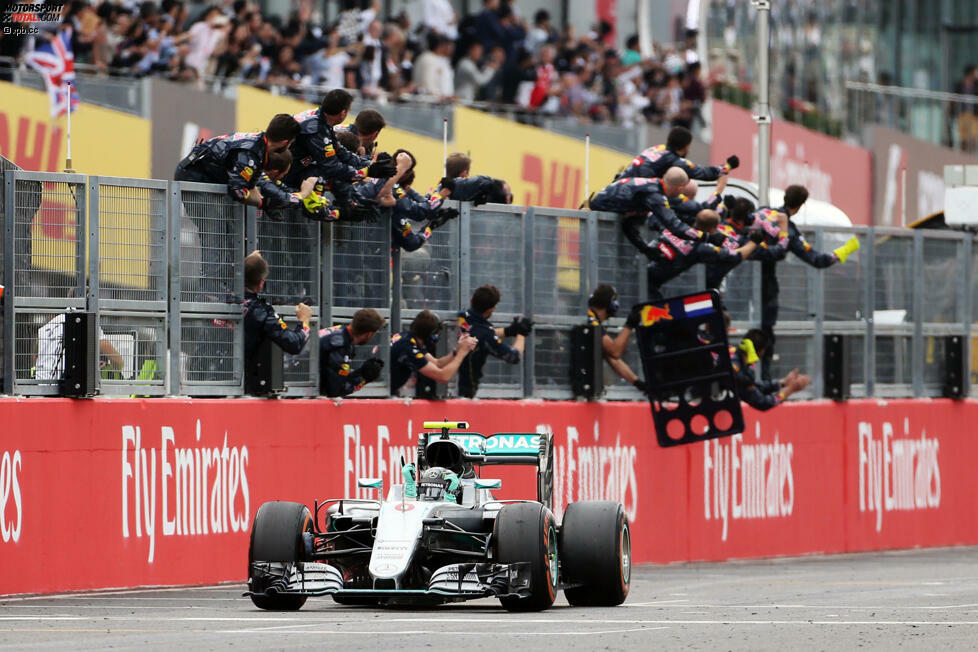 Rosberg juckt das alles nicht: Er gewinnt den erst siebten Grand Prix der Formel-1-Geschichte, bei dem alle gestarteten Autos ins Ziel kommen, souverän mit 5,0 Sekunden Vorsprung auf Verstappen. Noch nie zuvor ist ein Fahrer mit neun Saisonsiegen nicht Weltmeister geworden. Jetzt reichen schon zweite Plätze zum Titelgewinn.