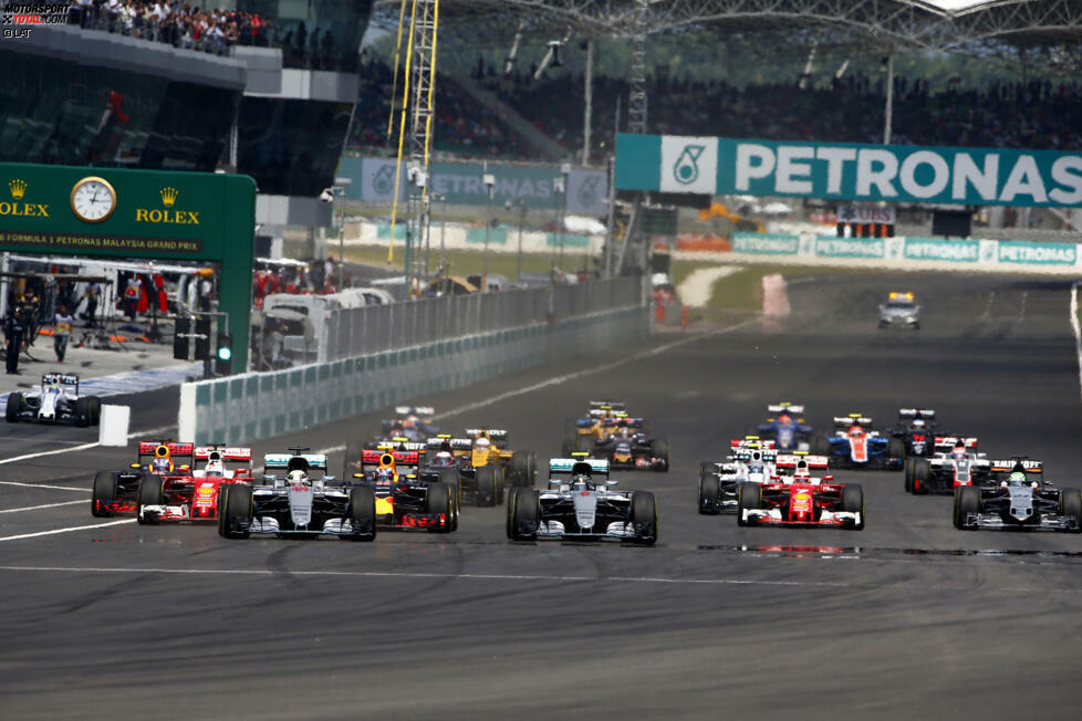 Der Start in Sepang: Hamilton kommt am besten weg, Rosberg nimmt außen Kurs auf den zweiten Platz. Aber innen drängelt sich Sebastian Vettel mit Geschwindigkeitsüberschuss an den beiden Red Bulls vorbei. Vettel sei 