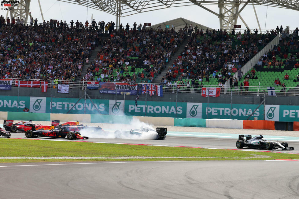 ... der Ferrari-Pilot rempelt Verstappen an und schiebt Rosberg in einen Dreher. 