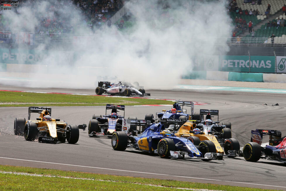Auch weiter hinten scheppert's: Daniil Kwjat schiebt Magnussens Renault von hinten an, der rutscht daraufhin in den Haas von Esteban Gutierrez. Die großen Start-Gewinner sind Esteban Ocon (Manor) und Fernando Alonso (McLaren), die je zehn Positionen gutmachen.