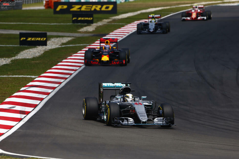 Die starken Verstappen-Longruns haben es schon am Freitag angedeutet: Hamilton hat Mühe, sich von Verfolger Ricciardo zu lösen. Es dauert bis in die sechste Runde, ehe er den Australier erstmals aus der DRS-Sekunde abschütteln kann. Verstappen wiederum knackt relativ rasch Sergio Perez und Kimi Räikkönen.