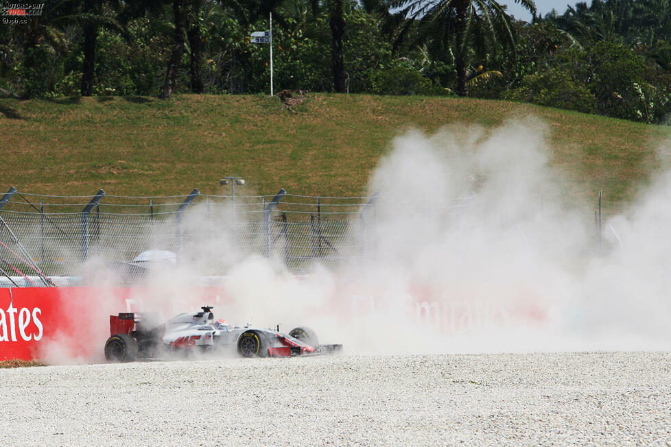 Während der virtuellen Safety-Car-Phase wegen des Abflugs von Romain Grosjean (Bremsdefekt) kommen Verstappen und Rosberg zum ersten Boxenstopp. Die Rechnung geht auf: Verstappen dreht mit frischen Reifen die schnellste Runde und hat bei einem Boxenstopp-Delta von 24 Sekunden nur 16,7 Sekunden Rückstand auf Leader Hamilton.