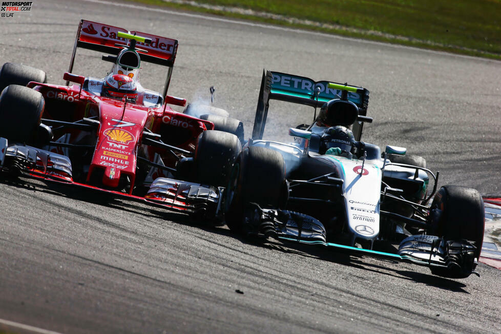 Nach einem tollen Manöver gegen Valtteri Bottas, der in Sepang mit Einstoppstrategie Fünfter wird, bleibt Rosberg bei den ersten beiden Stopps jeweils knapp hinter Räikkönen. In Runde 38 ist der 