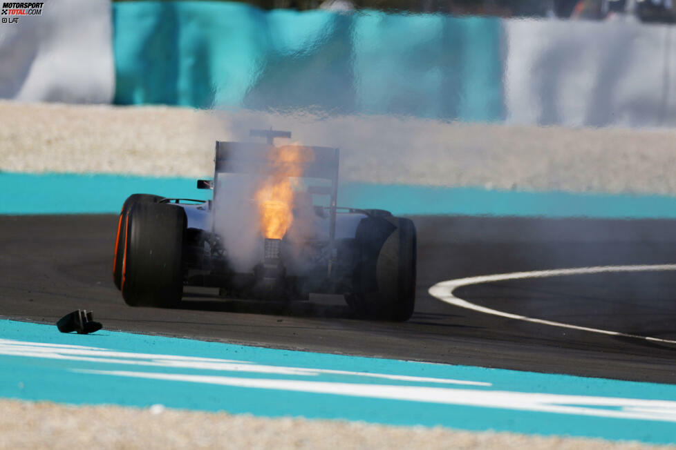 ... denn in Runde 41 verraucht der Mercedes-Motor von Spitzenreiter Hamilton, mit 22,6 Sekunden Vorsprung. 