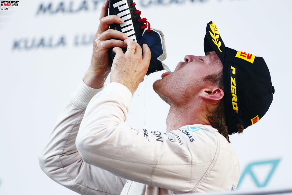 Dass er den Schampus aus Ricciardos verschwitztem Schuh trinken muss, lässt Rosberg zwar den Kopf schütteln - aber er schluckt das Übel tapfer runter. Und freut sich über seine verbesserte WM-Situation, auch wenn er sagt: 