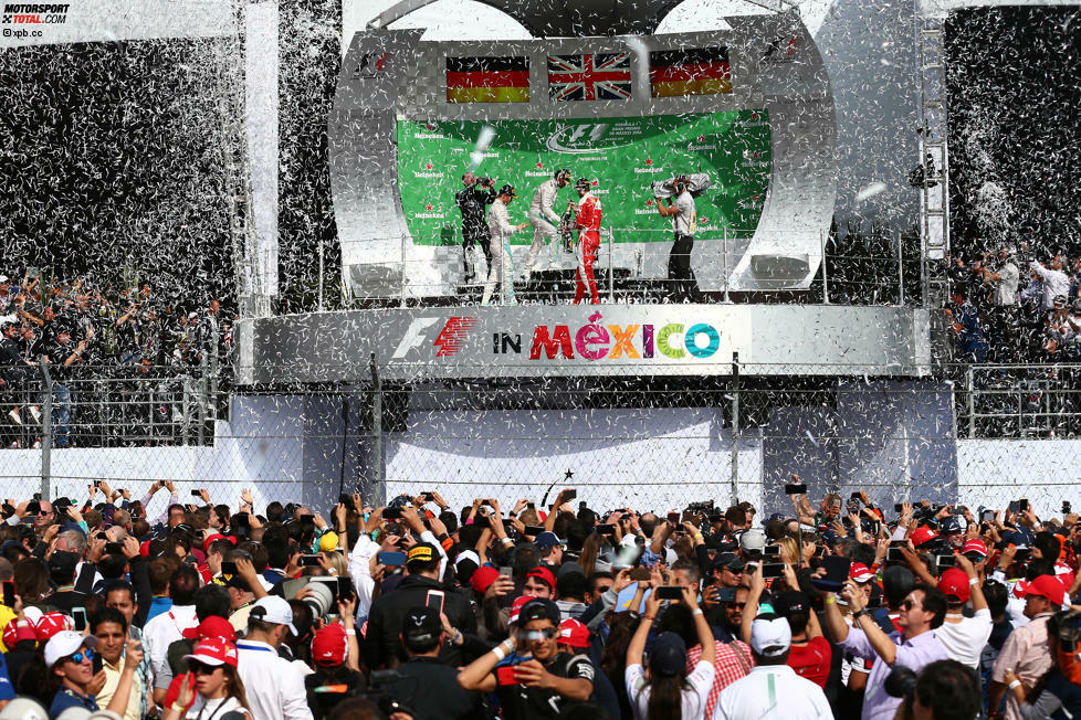 51. Grand-Prix-Sieg: Jetzt ist Lewis Hamilton genauso groß wie Alain Prost! Und 135.026 Zuschauer machen das Autodromo Hermanos Rodrigues zu einem wahren Hexenkessel. In dem explodieren nach dem Rennen die Emotionen. Am meisten bei Sebastian Vettel. Aber der Reihe nach.