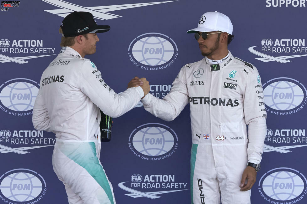 Hamilton dominiert das Wochenende zwar nicht gegen Red Bull und Ferrari, aber gegen Nico Rosberg. Der nimmt im Qualifying lange Zeit Kurs auf Platz vier, schiebt sich aber im allerletzten Versuch noch in die erste Startreihe. Hamilton hat sich über andere Pole-Positions schon mal mehr gefreut.