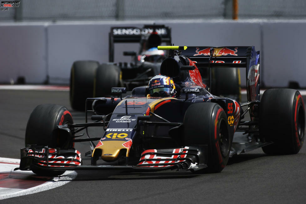 Für die WM-Punkte spielen diesmal weder Toro Rosso noch McLaren eine Rolle. Aber das Abdrängen von Carlos Sainz gegen Fernando Alonso in der ersten Runde zieht fünf Sekunden Zeitstrafe nach sich. Während der Safety-Car-Phase fährt Daniel Ricciardo an die Box und wechselt von Supersoft auf Medium, ...