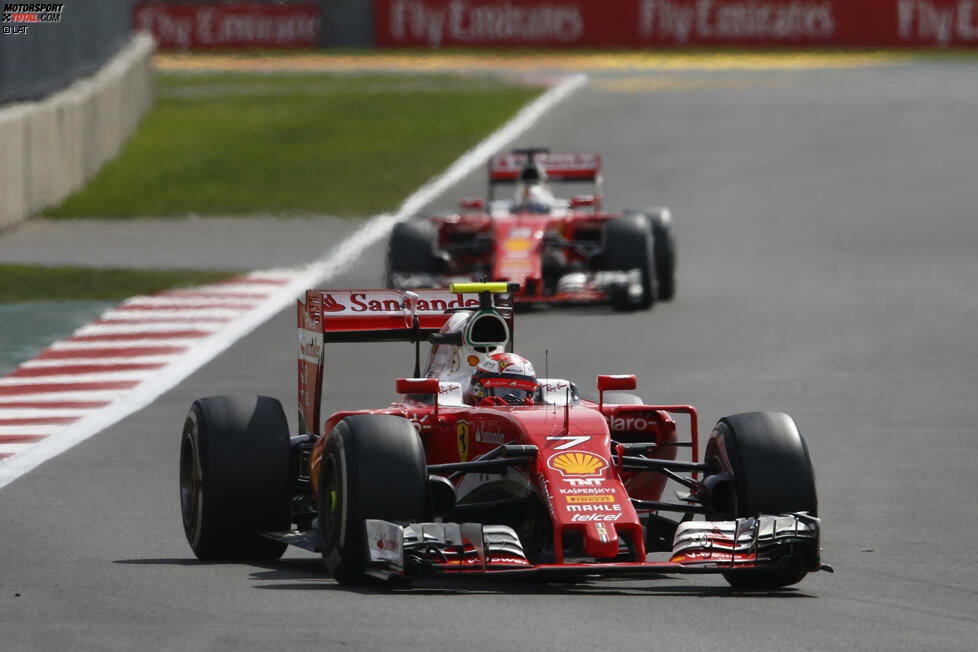 Vettel kommt nach dem Boxenstopp hinter Kimi Räikkönen zurück auf die Strecke, ist nun mit 18,3 Sekunden Rückstand Sechster. Das Problem Räikkönen erledigt sich bald: Der 