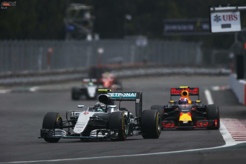 Trotz der älteren Reifen macht Verstappen Druck auf Rosberg. Als sich der in Runde 50 beim Überrunden zu lange aufhält, bremst sich Verstappen an ihm vorbei - kann aber die Linie nicht halten. Es sollte seine einzige Chance auf P2 bleiben. Dahinter fahren zu dem Zeitpunkt Nico Hülkenberg und Räikkönen.