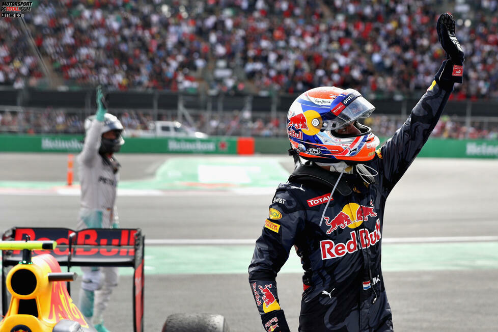 Das Nachspiel: Verstappen jubelt zuerst über das Podium, wird dann aber von FIA-Mann Herbie Blash aus dem Podium-Room gezerrt. Die Rennleitung belegt ihn für das Abkürzen vor Vettels Nase mit einer Fünf-Sekunden-Zeitstrafe. Damit fällt er von P3 auf P5 zurück.