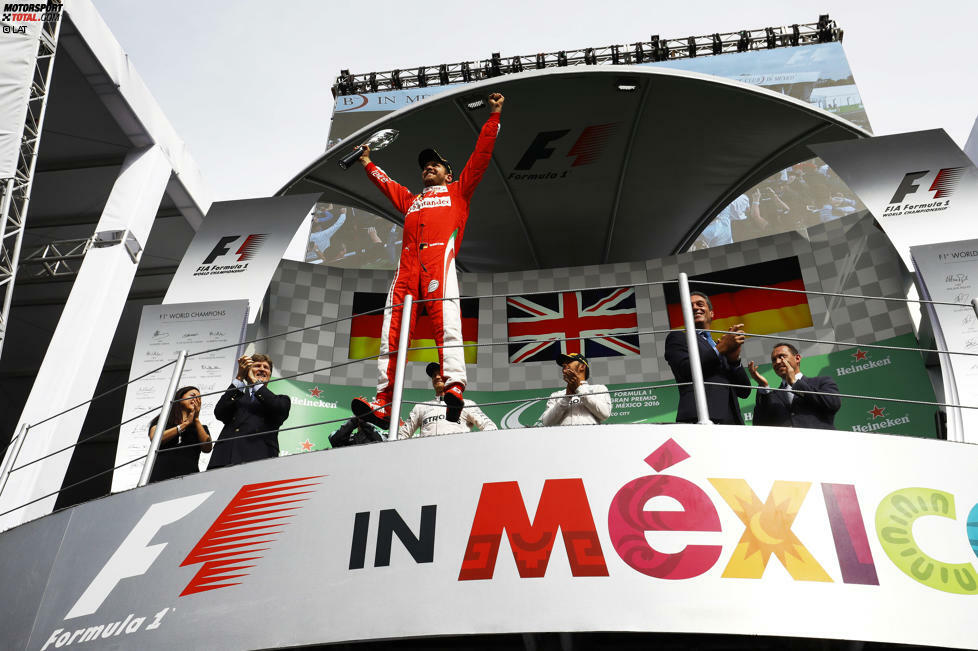 Vettel genießt sein Nachrücker-Podium, aber die Freude ist von kurzer Dauer: Weil er ausgerechnet gegen die 