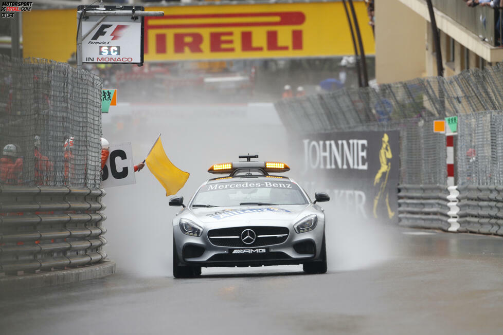 Wegen Regens startet das Rennen hinter dem Safety-Car. In den sozialen Netzwerken wird die Formel 1 als Sport für Weicheier geshitstormt. Auch Experte Marc Surer wundert sich: 