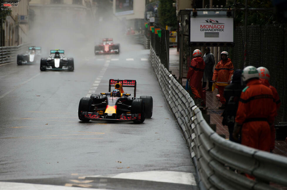 Polesetter Ricciardo fährt auf und davon, hat nach 13 Runden mehr als zehn Sekunden Vorsprung. Nico Rosberg bringt seine Bremsen nicht auf Temperatur, hat im Nassen Grip 