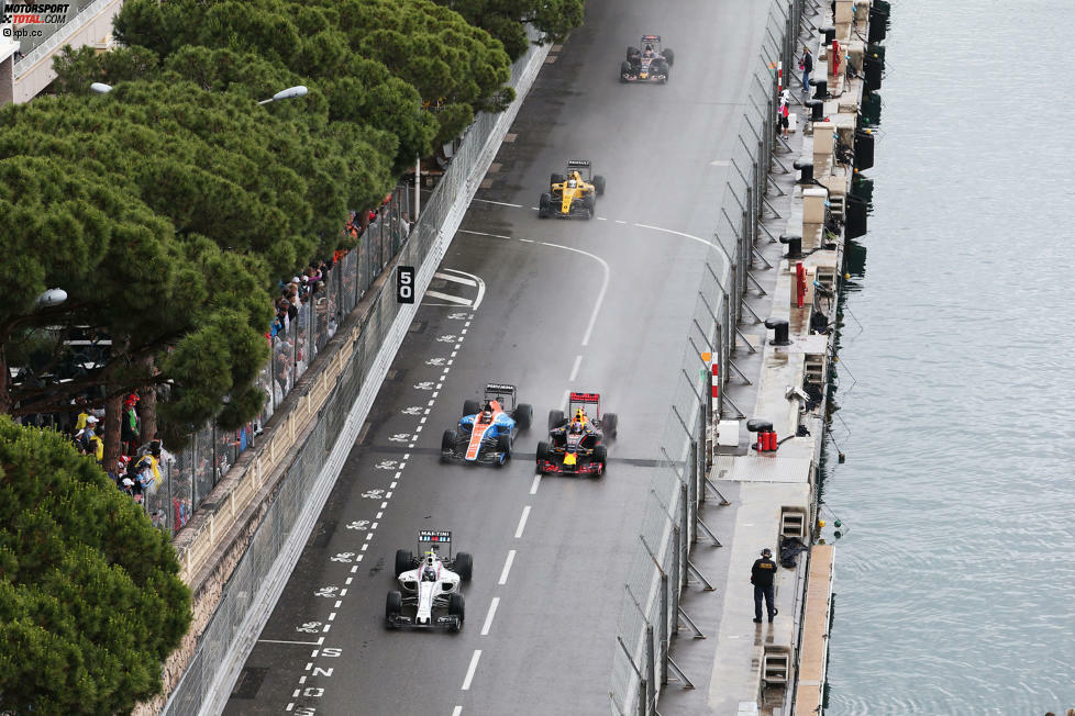 Mann des Rennens scheint zunächst Verstappen zu sein: Beeindruckend, wie er teilweise mehrere Gegner in einer Runde überholt, natürlich mit dem Vorteil eines Regen-Setups (Umbau dank Boxengassen-Start erlaubt). In Runde 34 liegt er vor Jenson Button an neunter Stelle, ...