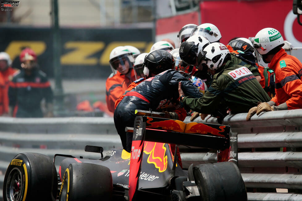 ... in Runde 35 ist sein Arbeitstag vorbei: Untersteuern bei Massenet (genau wie am Samstagmorgen), dritter Fahrfehler-Crash des Wochenendes. Sebastian Vettel zeigt wenig später vor, wie man ein Formel-1-Auto an der gleichen Stelle trotz Drift auch abfangen kann.