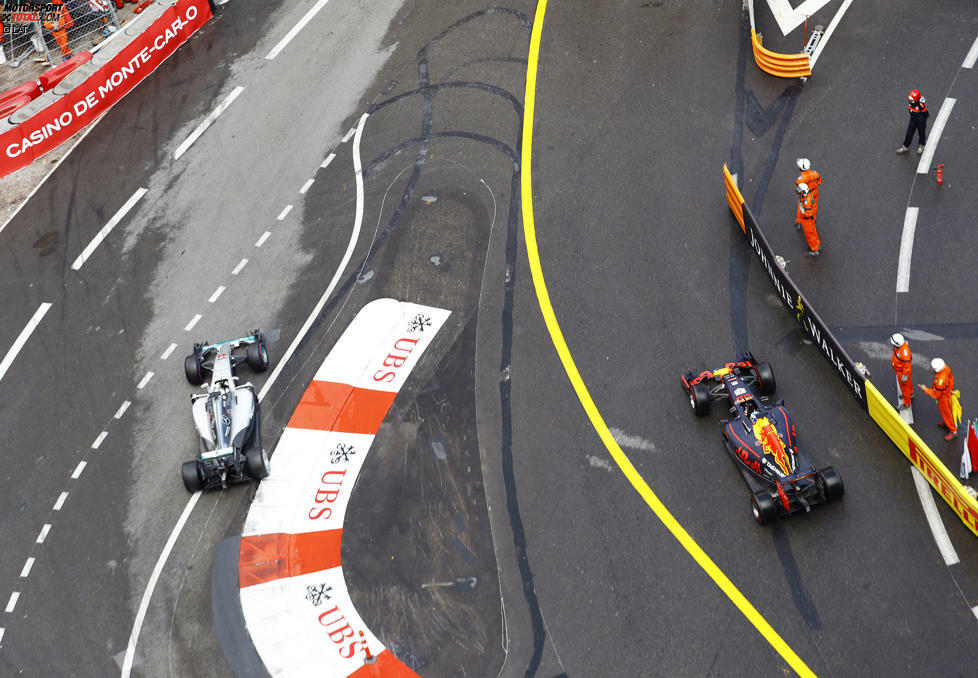 Hamilton entscheidet sich, von Full-Wets direkt auf Ultrasoft zu wechseln, Ricciardo holt nach Boxenstopp auf Intermediates binnen drei Runden neun Sekunden auf. Die Entscheidung bringt der Wechsel auf Slicks: Bei Red Bull liegen die falschen Reifen parat, Ricciardo fühlt sich vom Team 
