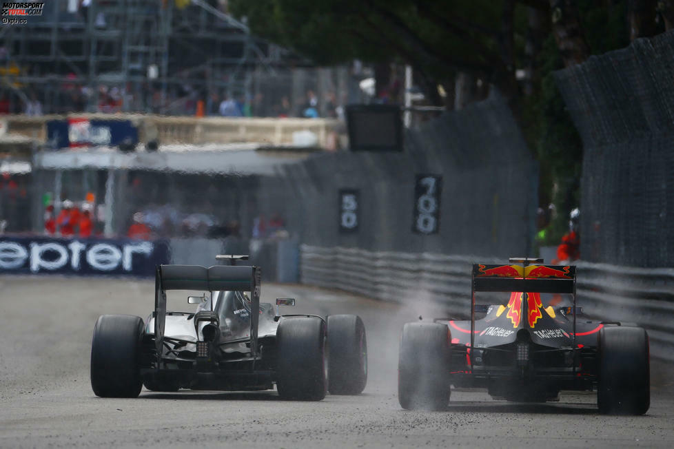 Rennentscheidende Szene in Runde 37: Ricciardo ist im Tunnel schon an Hamilton dran, der unter Druck die Hafenschikane verpasst und Schwung verliert. Beim Rausbeschleunigen ist der Red Bull schneller, Hamilton schlägt die Tür zu. 