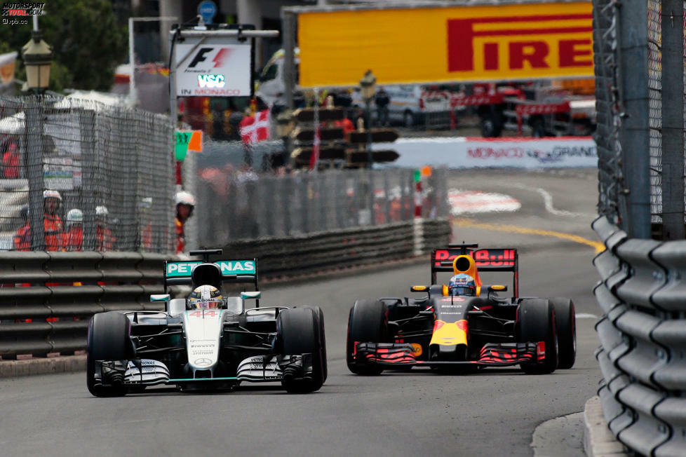 Ricciardo folgt Hamilton wie ein Schatten, aber der Abstand variiert von Runde zu Runde, weil die Ultrasofts am Mercedes zwischendurch abkühlen müssen. Alle rätseln: Halten Hamiltons Pirellis 47 Runden aus? Sie tun es. Ironie: 
