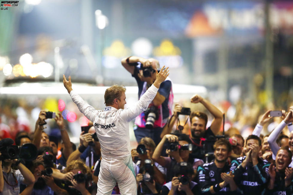 Was für eine Leistung! Nico Rosberg liefert in Singapur eine dominante Vorstellung ab und feiert im 15. Rennen 2016 seinen achten Saisonsieg. Außerdem gewinnt er als erster Nicht-Weltmeister das Night-Race - und übernimmt wieder die WM-Führung, acht Punkte vor Lewis Hamilton.