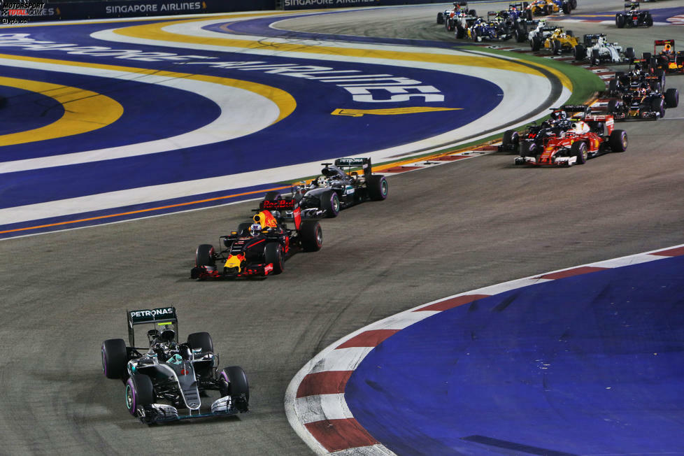 Hamilton schnuppert kurz an Ricciardo, muss aber vor der ersten Kurve zurückstecken und bleibt Dritter. Von da an sind die Positionen erst mal bezogen: Nach vier Runden hat Rosberg 2,2 Sekunden Vorsprung auf Ricciardo, der wiederum hängt Hamilton um weitere 2,2 Sekunden ab.