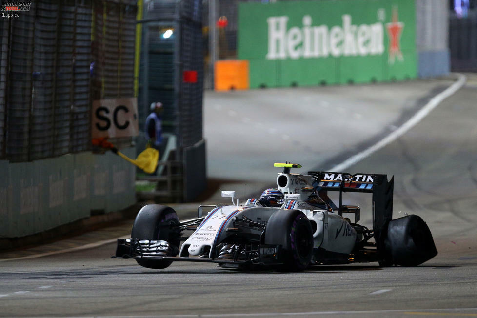 Nach einer Kollision mit Jenson Button (Frontflügel ab am McLaren) humpelt Valtteri Bottas mit Reifenschaden an die Williams-Box. Beim 