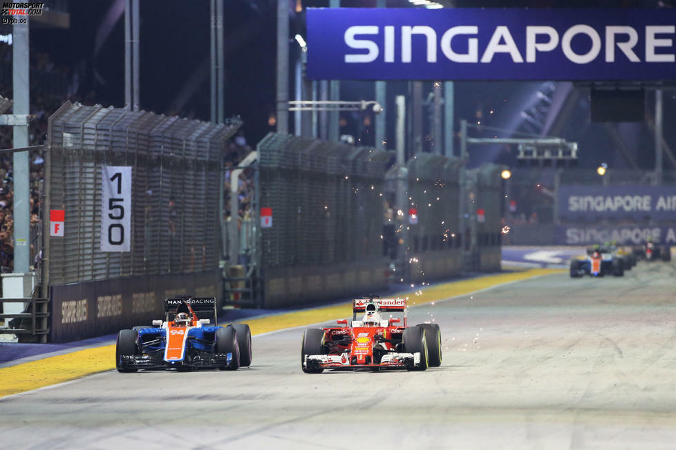 Vettel hält sich am Start zurück und bleibt Letzter, fährt einen langen ersten Stint auf den härtesten Reifen und ist schon guter Sechster, als er in der 24. Runde zum ersten Mal an die Box kommt. Nach dem Wechsel auf Ultrasoft dreht er die schnellsten Runden im Feld. So zieht er sogar an Verstappen vorbei.