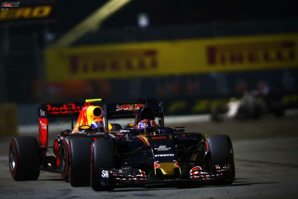 Emotionsgeladenes Duell: Verstappen jagt im Kampf um P8 Daniil Kwjat vor sich her, den er im Mai aus dem Red-Bull-Cockpit verdrängt hat. Kwjat wehrt sich mit Händen und Füßen und wird aufgefordert, sich auf den vor ihm fahrenden Alonso zu konzentrieren; Verstappen regt sich am Funk auf: 