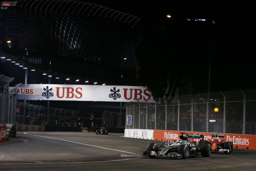 Kimi Räikkönen geht auf der Strecke an Hamilton vorbei und fährt plötzlich auf Podiumskurs, mit dem Undercut beim letzten Boxenstopp holt sich Hamilton den dritten Platz aber zurück. Wie der Ferrari-Strategiecrew das passieren konnte, ist Räikkönen, leicht angesäuert, nach dem Rennen ein Rätsel.