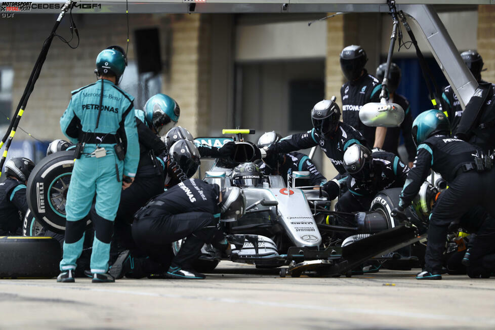Eine Runde nach Verstappen, der überraschend früh von Soft auf Soft wechselt, kommt nur Rosberg zum Service, obwohl beiden Mercedes-Fahrern das Kommando 