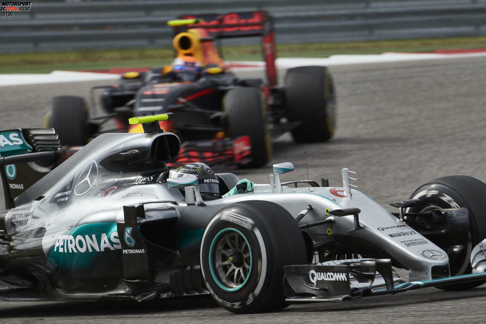 Als Verstappen in Runde 20 erstmals in Rosbergs DRS-Fenster auftaucht, ermahnt ihn sein Team zu mehr Besonnenheit, um die Reifen zu schonen. Aber die Ansage quittiert der 19-Jährige mit jugendlicher Ignoranz: 