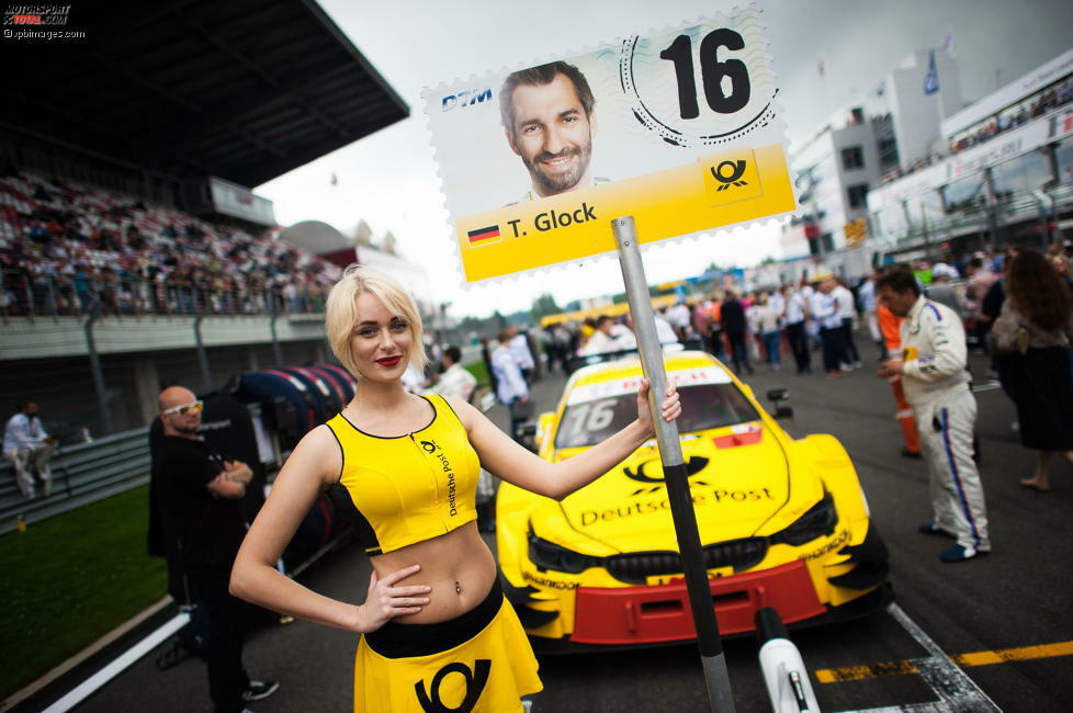 ...und dieser Dame vor dem Boliden von Timo Glock stehen definitiv auch kurze Haare!