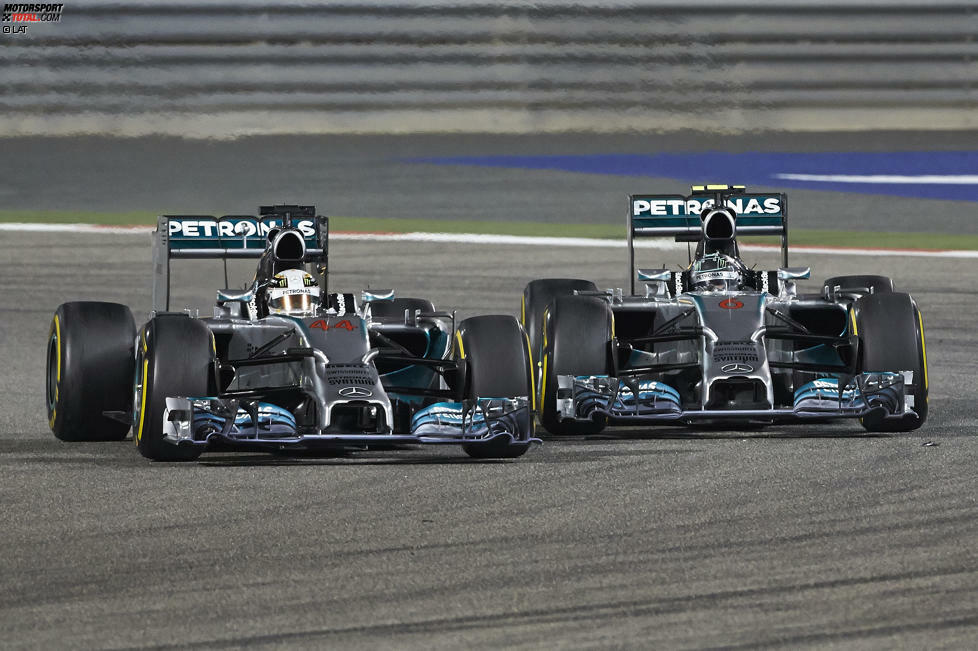 Der Bahrain-Grand-Prix 2014 und der Showdown in der Wüste: Das sich zuspitzende Teamduell mit Rosberg findet den ersten Höhepunkt, als die Mercedes-Piloten sich auf Biegen und Brechen duellieren. Der Deutsche verliert seine Pole-Position in der Startkurve an Hamilton, doch er setzt alles an einen Sieg auf der Strecke.