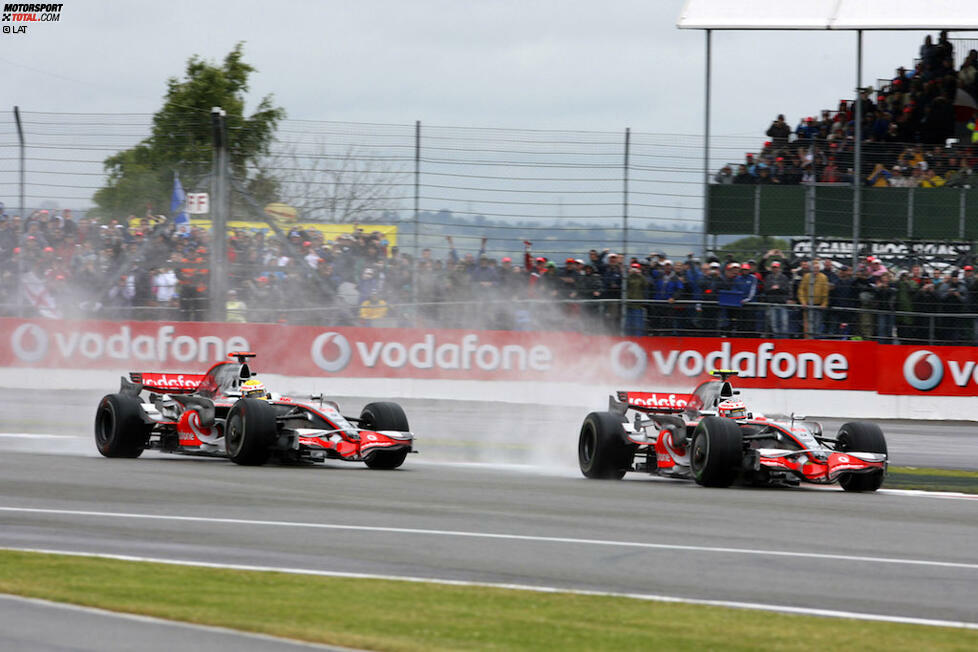 Er touchiert nach einem Raketenstart Teamkollege Kovalainen und hetzt den Finnen vor sich her, bis dessen Reifen den Geist aufgeben. In Stowe überholt Hamilton - obwohl sein Visier ständig beschlägt und er kaum etwas sieht. Räikkönen (Ferrari) spart sich einen Reifenwechsel, doch er fährt ihn in Grund und Boden.