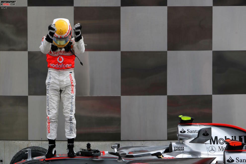 Als der Drehzahlbegrenzer in beiden Wagen bei 326 km/h anschlägt, macht Newcomer Hamilton innen die Tür zu. Danach hat McLaren genug gesehen und weist beide an, die Motoren zu schonen, was die Positionen betoniert. Alonso, der sich als zweimaliger Champion für den Schnelleren hält, tobt unter dem Helm. Hamilton jubelt.