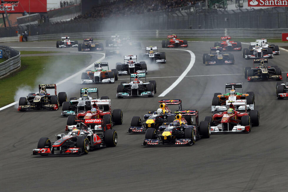 Der Deutschland-Grand-Prix 2011 und der Geniestreich mit den Bremsen: Hamilton demontiert Teamkollege Button im Qualifying, als er 1,2 Sekunden schneller ist - weil er völlig überraschend den Bremsenhersteller gewechselt hat. Im Rennen ringt er Webber (Red Bull) und Alonso (Ferrari) mit Überholmanövern nieder.