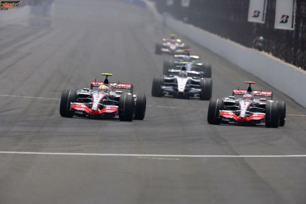 Alonso macht im Rennen sofort Druck, kann Hamiltons Tempo aber nicht folgen. Er verteidigt die Führung trotz des damals nachteiligen früheren Haltes. Körnende Reifen bei Hamilton bewirken, dass es zum Schluss dennoch zum Showdown kommt: Ausgangs der Steilkurve setzt sich Alonso aus dem Windschatten neben das Schwesterauto ...
