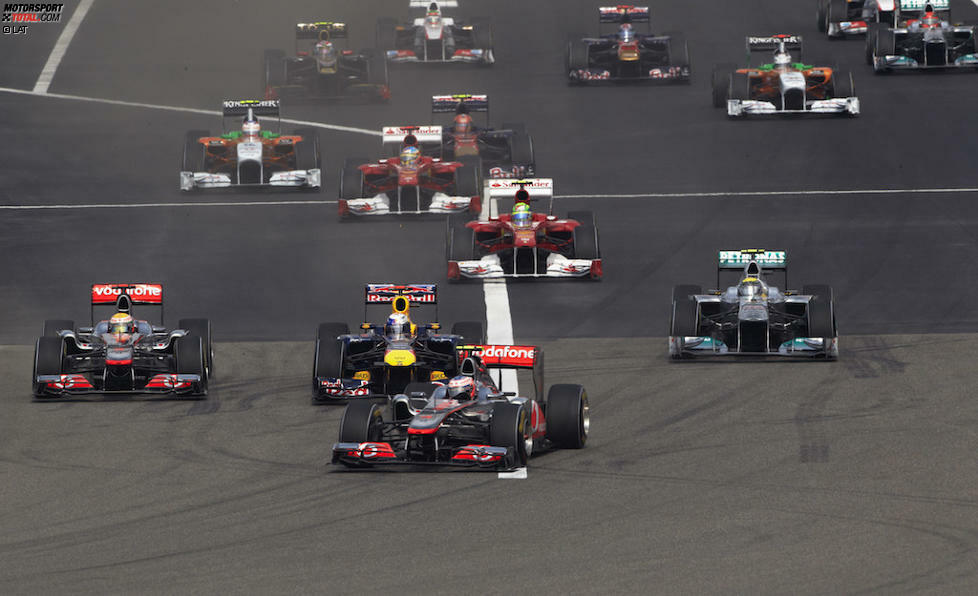 Der China-Grand-Prix 2011 und der Überhol-Wahnsinn von Schanghai: Obwohl Hamilton am Start Vettel (Red Bull) niederringt, misslingt McLaren die Strategie und er fällt auf Rang fünf zurück. Er lässt erst Teamkollege Button stehen und frühstückt nach dem letzten Stopp die Konkurrenz wie entfesselt ab.
