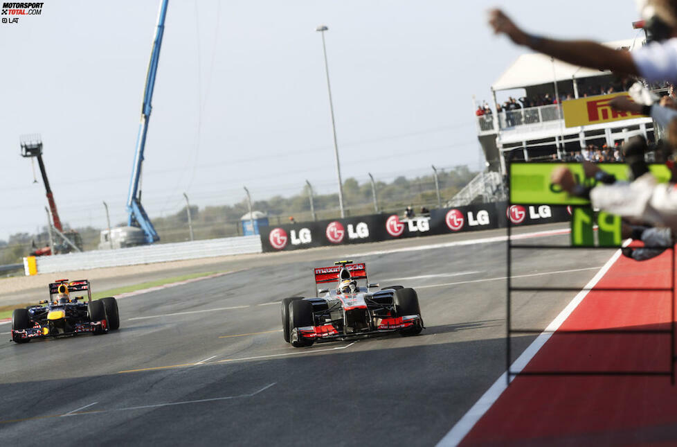 Der US-Grand-Prix 2012 und der hilfreiche Statist aus Indien: Bei der Austin-Premiere erkämpft sich Hamilton zunächst mit Überholmanövern den zweiten Platz von Webber (Red Bull) und Räikkönen (Lotus) zurück. Als er den führenden Vettel (Red Bull) attackieren will, scheint kein Kraut gegen den designierten Champion gewachsen.