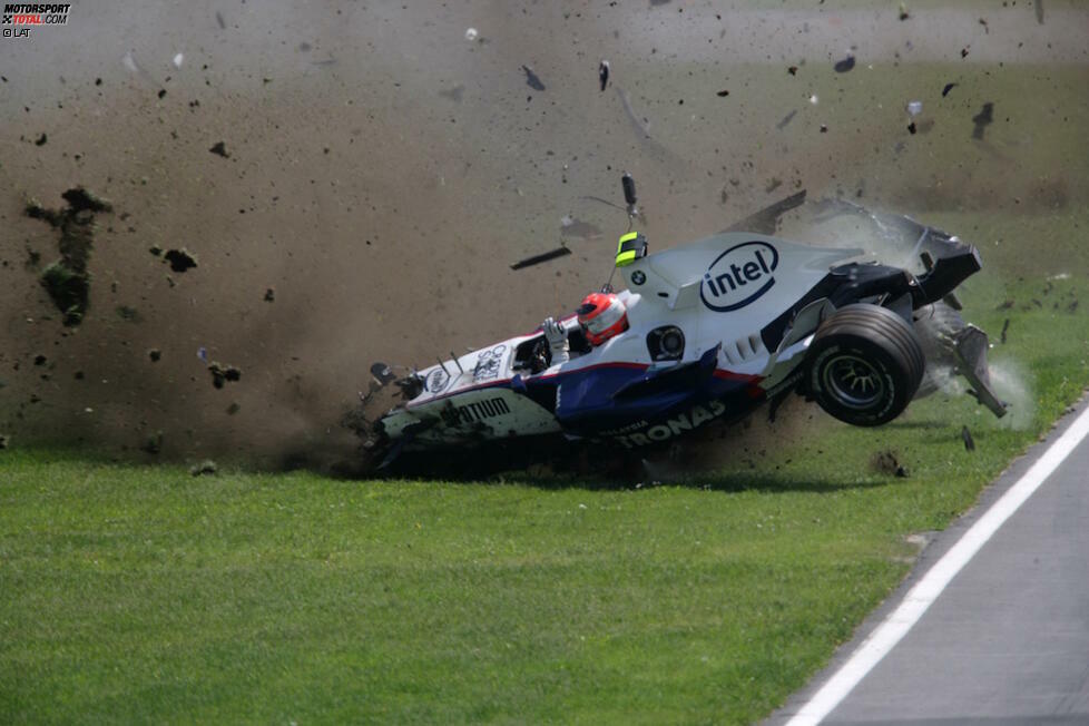 Der Kanada-Grand-Prix 2007 und der erste Siegerschampus: Alle halten es für eine Frage der Zeit, bis Hamilton sein erstes Formel-1-Rennen gewinnt. Die erste Pole-Position in Montreal ist ein Anfang. Als im Rennen hinter ihm das Chaos ausbricht und Robert Kubica (BMW) verunglückt, bleibt der 23-Jährige Hamilton cool wie Hundeschnauze ...