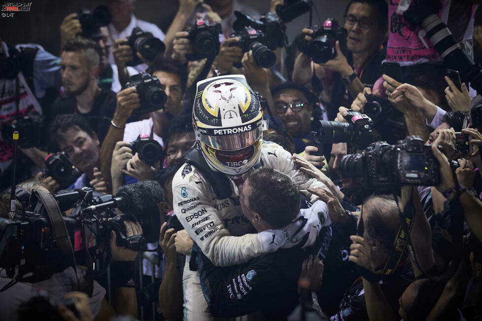 Der Singapur-Grand-Prix 2017 und der Sieg auf der Angststrecke: 2017 hat Hamilton mit Sebastian Vettel und Ferrari einen neuen Gegner im WM-Kampf. Der Mercedes-Pilot geht mit drei WM-Zählern Vorsprung ins 14. Saisonrennen in Singapur. Doch der Straßenkurs spielt dem W08 nicht in die Karten, und Hamilton qualifiziert sich nur als Fünfter.