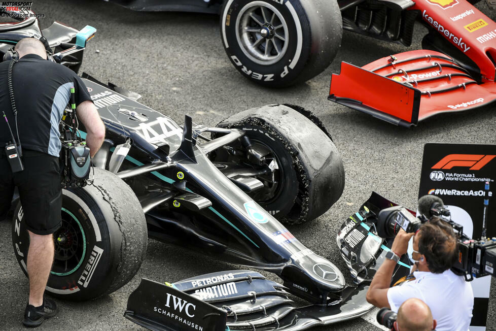 Der Großbritannien-Grand-Prix 2020 und der Sieg auf drei Reifen: Unter dramatischen Umständen gewinnt Hamilton sein Heimrennen im Jahr 2020 zum insgesamt siebten Mal. Eigentlich hat er alles im Griff, bis er Anfang der letzten Runde einen Reifenschaden hat. Irgendwie schleppt er seinen Mercedes trotzdem ins Ziel - und das auf P1!