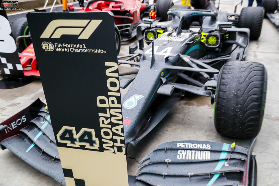 Der Türkei-Grand-Prix 2020 und der siebte Titel: 50 von 58 Rennrunden bringt Hamilton auf nur einem Intermediate-Reifensatz zu und fährt unter schwierigsten Bedingungen ein blitzsauberes Rennen, am Ende mit über 30 Sekunden Vorsprung. Mit seinem Sieg steht fest: Er ist Weltmeister 2020 und stellt den WM-Rekord von Michael Schumacher ein.