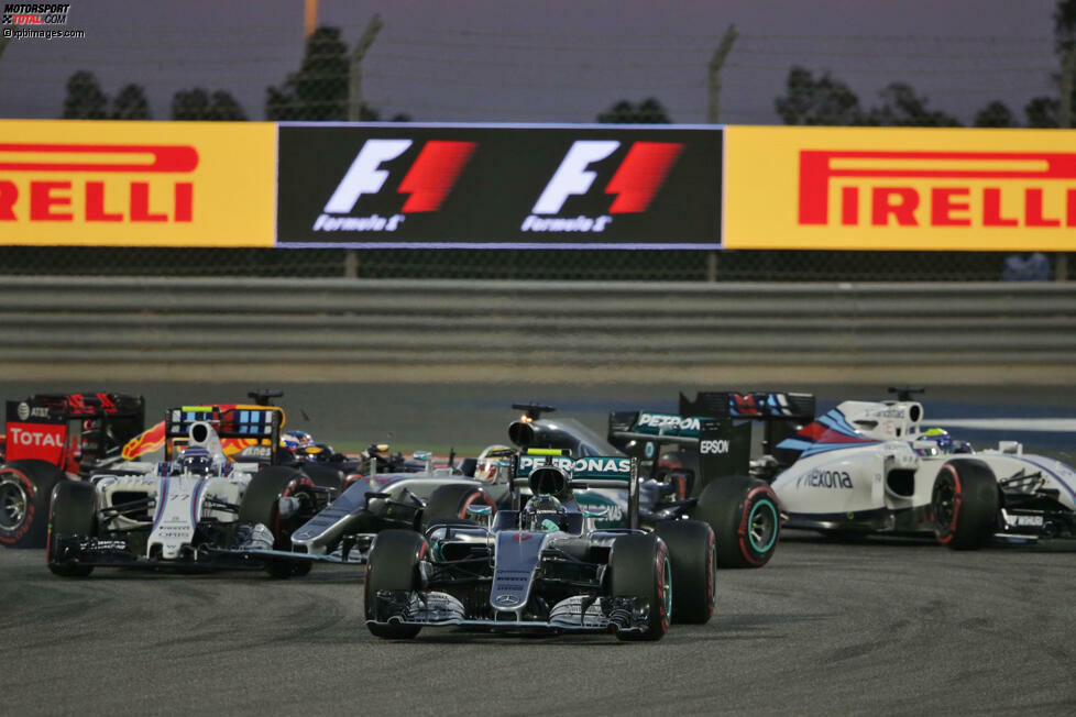 Bahrain: Auch der zweite Saisonlauf in der Wüste geht an den Mann der Stunde. Weil Hamilton in der ersten Kurve von Valtteri Bottas gedreht wird, muss er eine Aufholjagd starten, die ihn zumindest noch auf Rang drei bringt. Rosberg entspannt: 
